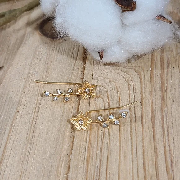 ✨️✨️NEW✨️✨️STUNNING!! FLOWER Ear Climber Earrings with Tiny CZ'S in GOLD Plating - Picture 9 of 14